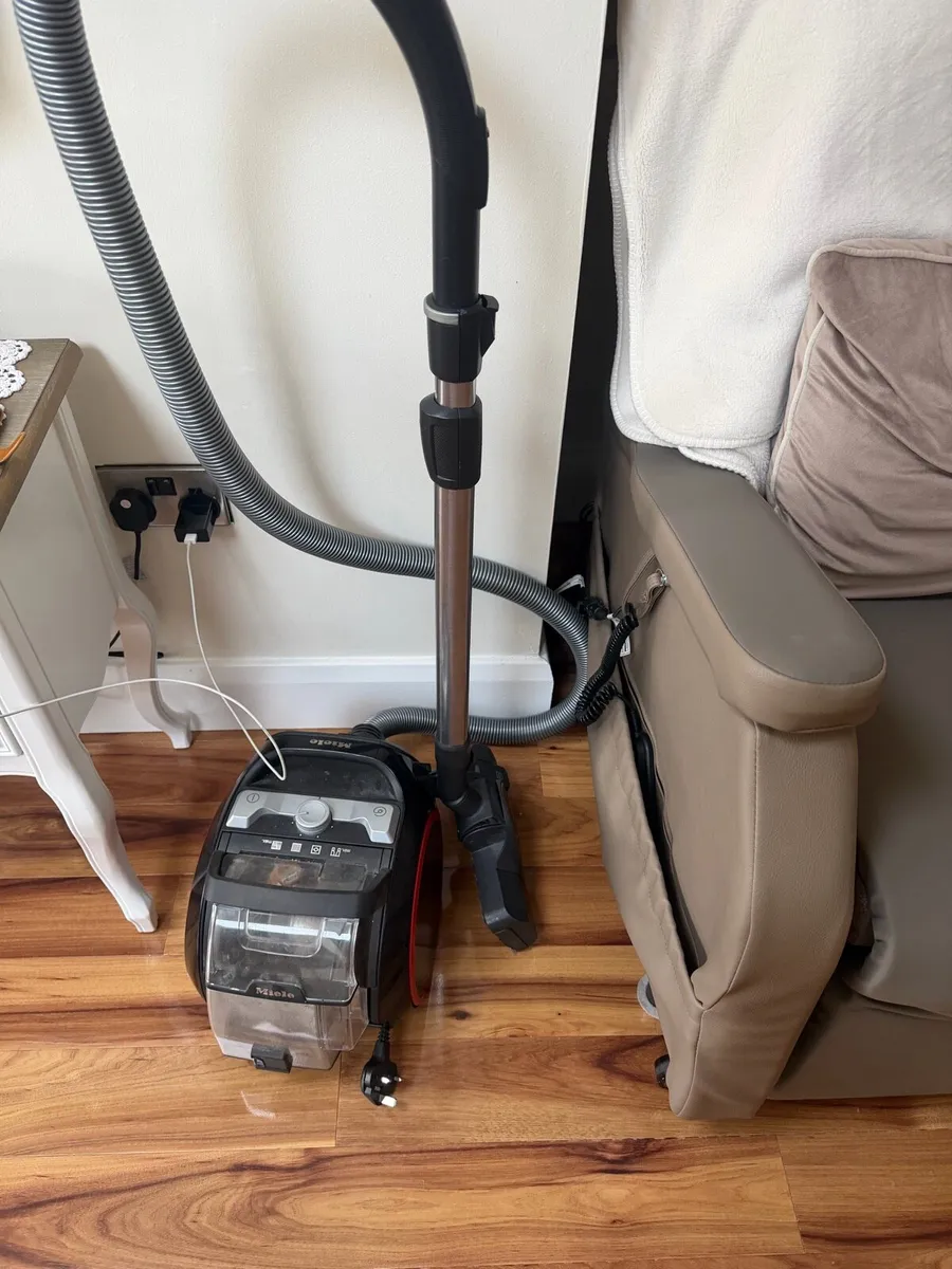 Meile boost CX1 black vacuum cleaner/Hover - Image 1