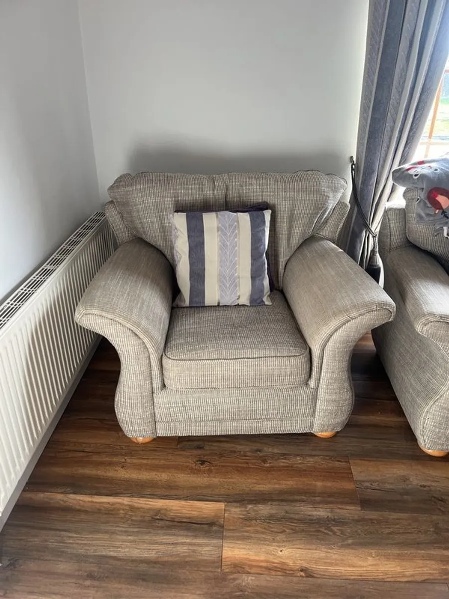 3 Seater sofa and 2 chairs - Image 1