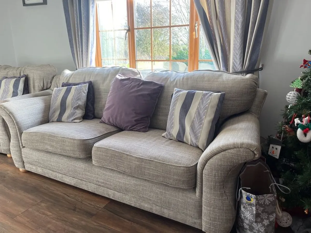3 Seater sofa and 2 chairs - Image 2