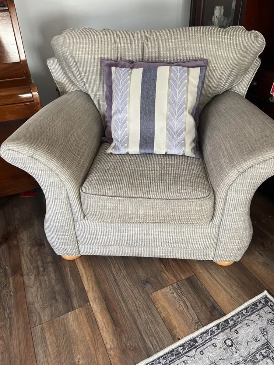 3 Seater sofa and 2 chairs - Image 3