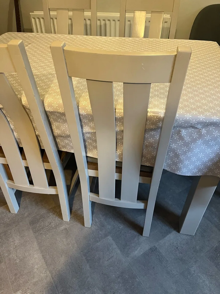 Table and chairs - Image 1