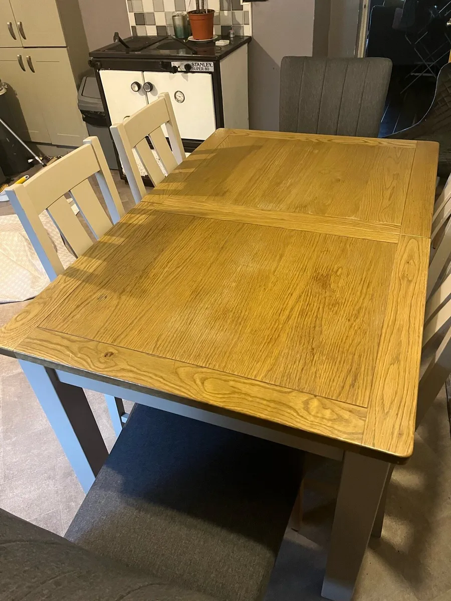 Table and chairs - Image 2