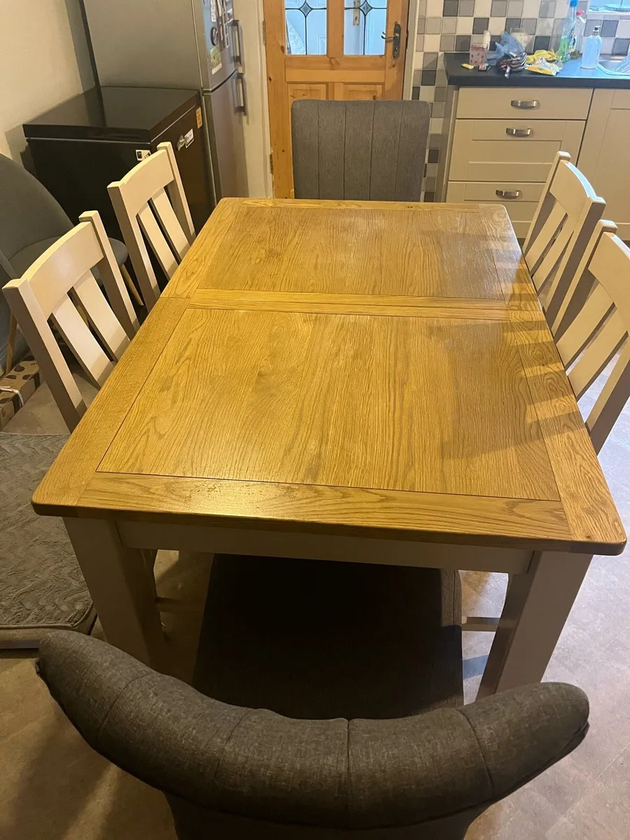 Table and chairs - Image 3