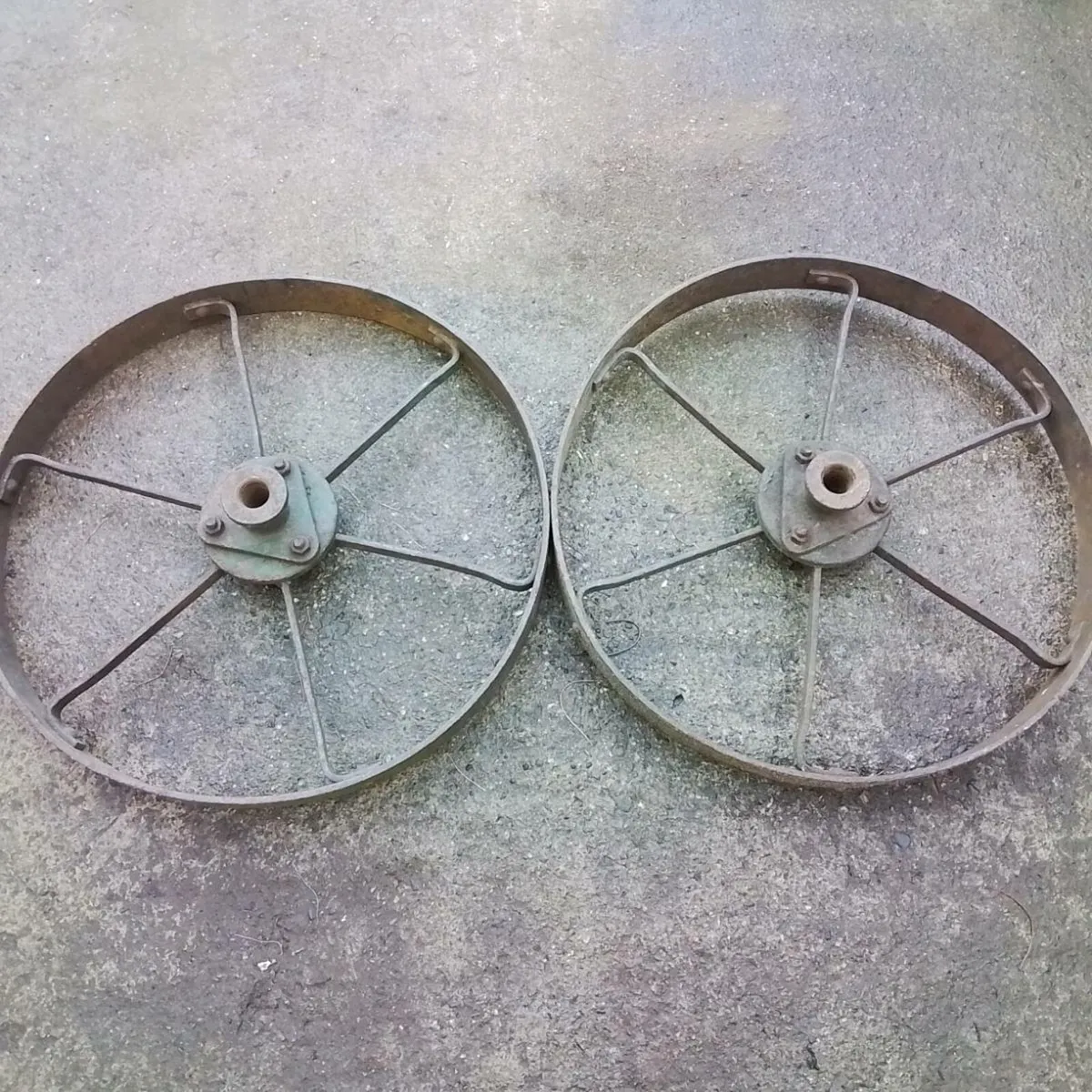 ANTIQUE AND COLLECTABLES - Image 1