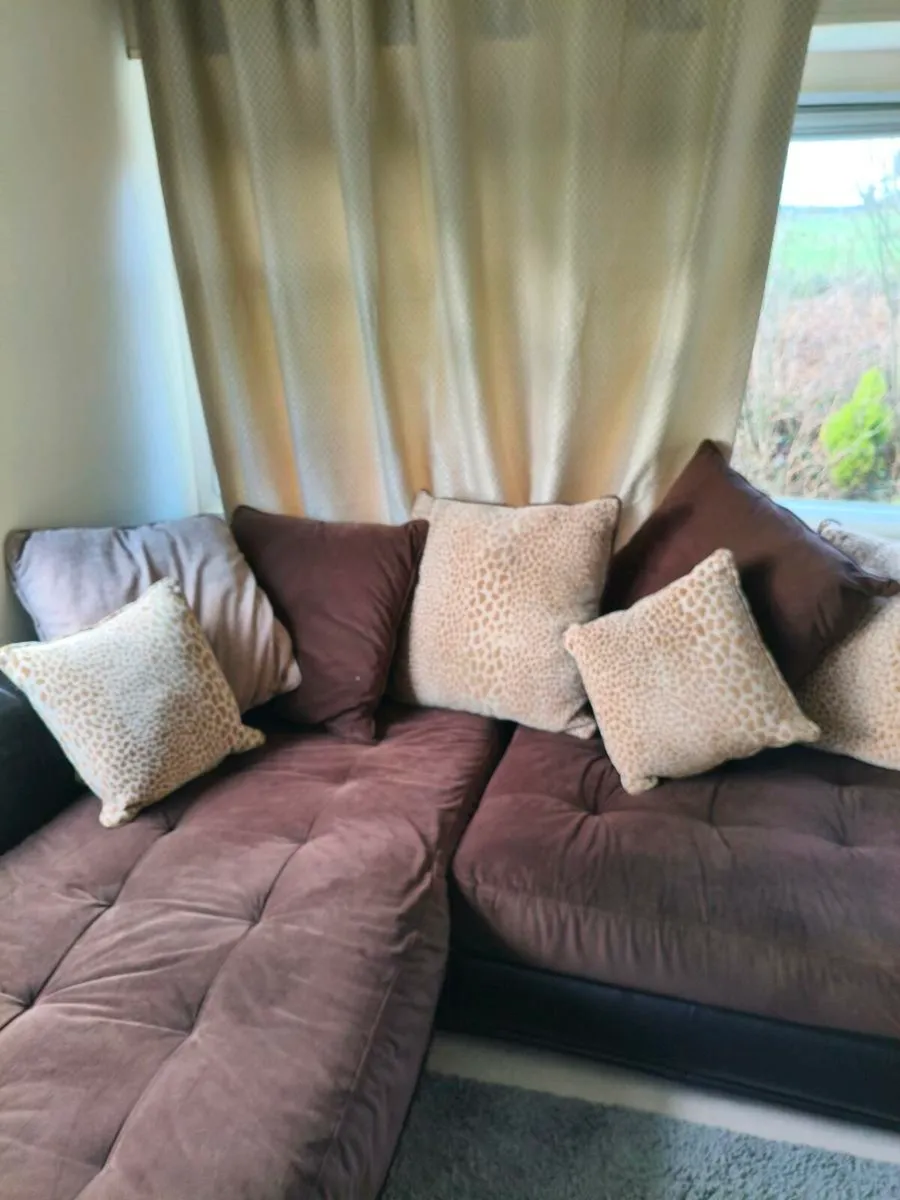 Beautiful brown leathert,swade effect corner suite - Image 4