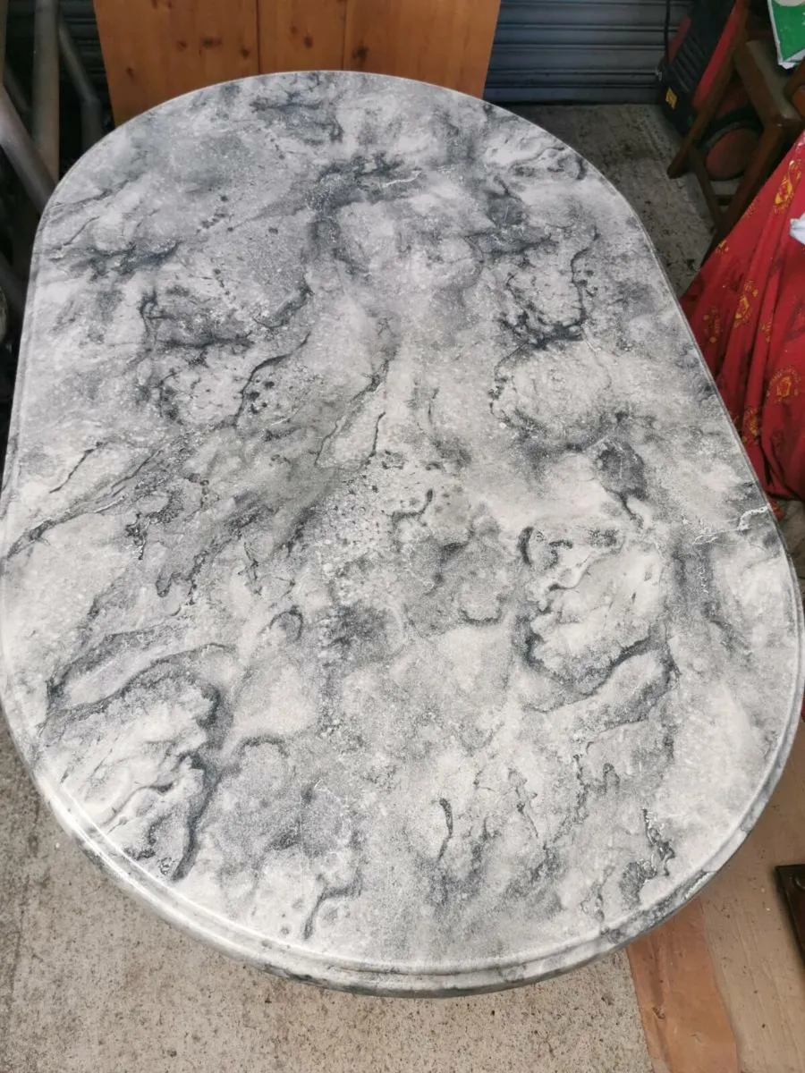 Table and chairs - Image 2