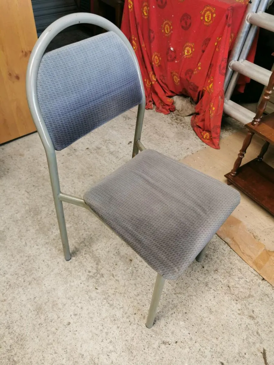 Table and chairs - Image 4