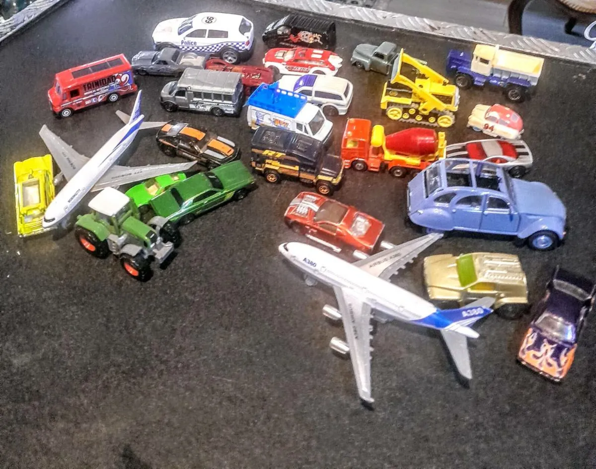 Bundle of model cars etc.