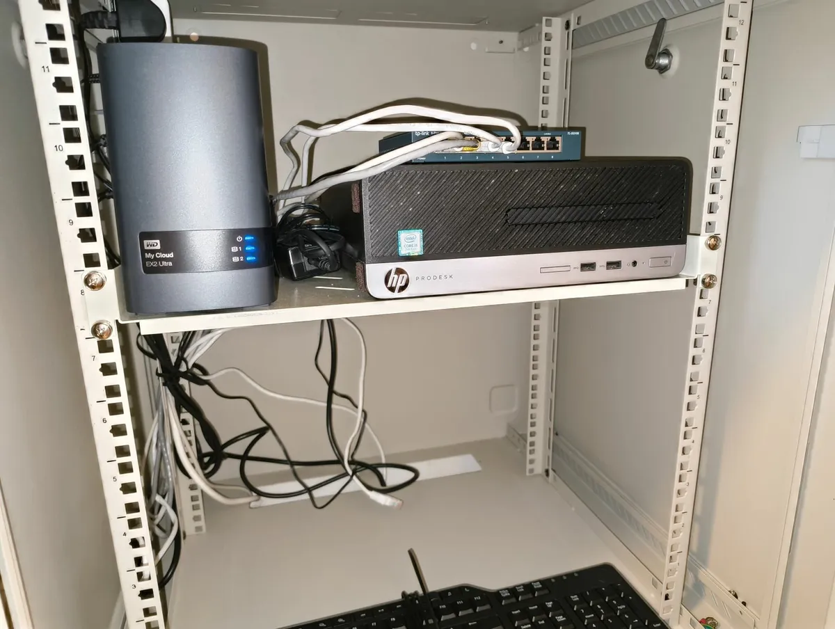 Datacel server cabinet 63Hx60Wx60x60D cm - Image 2