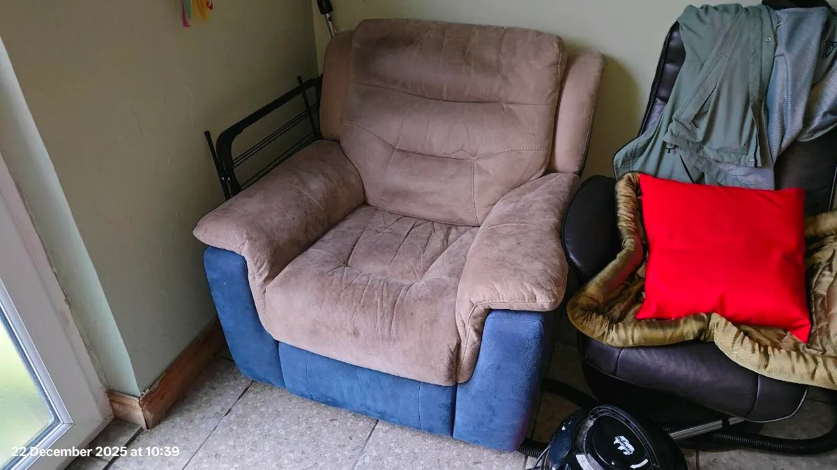 Dfs power recliner - Image 1