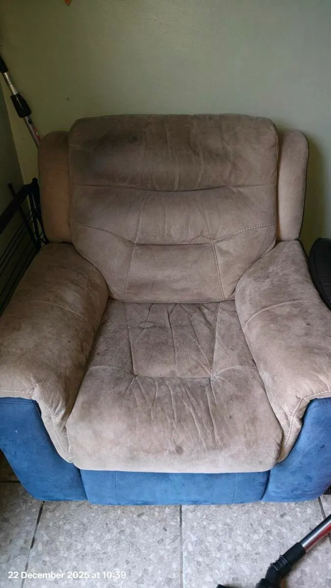 Dfs power recliner - Image 2