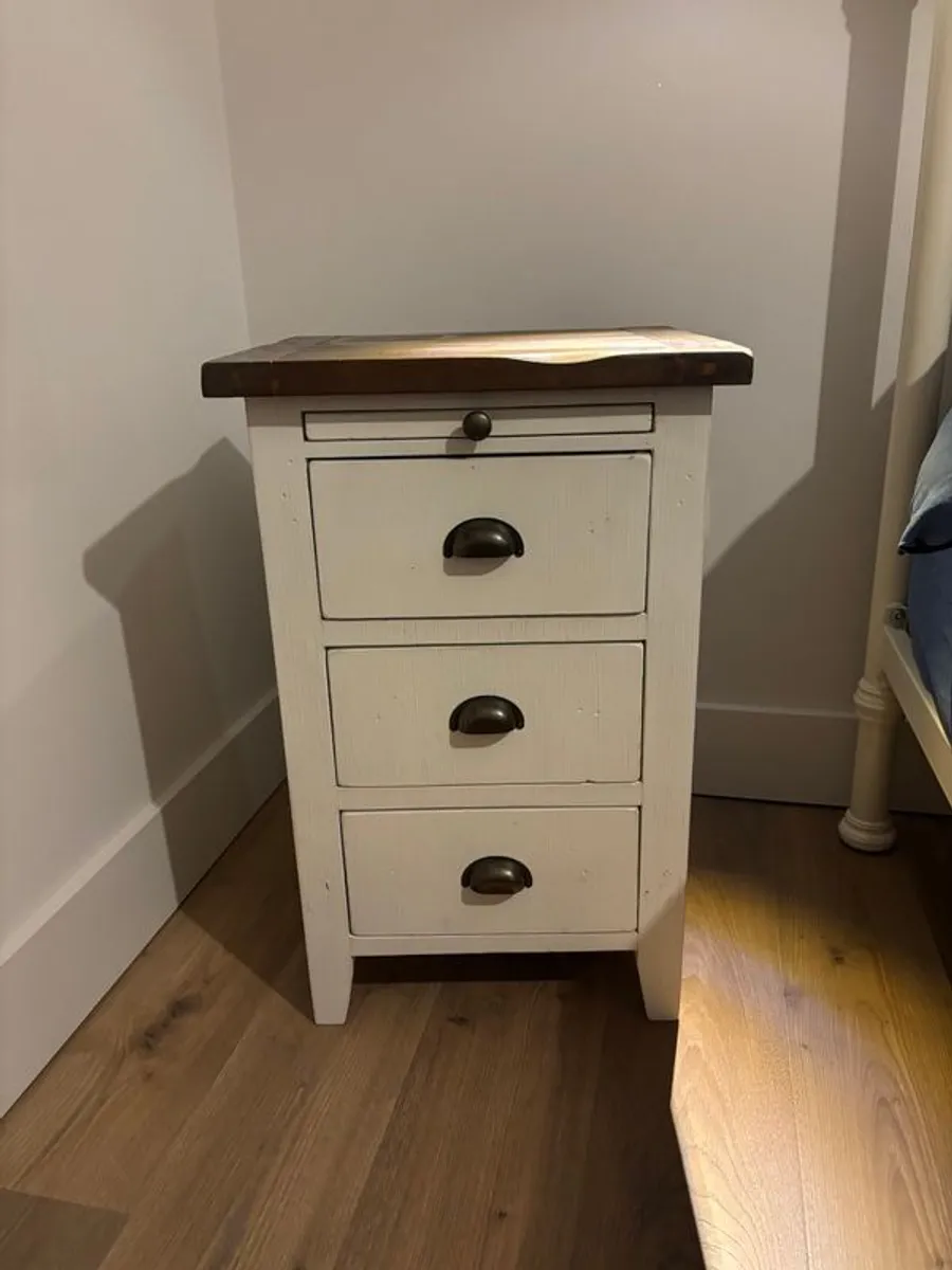 Bedroom bed and furniture - Image 2