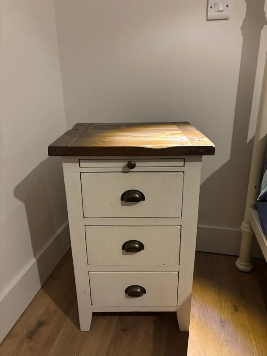 Bedroom bed and furniture - Image 3