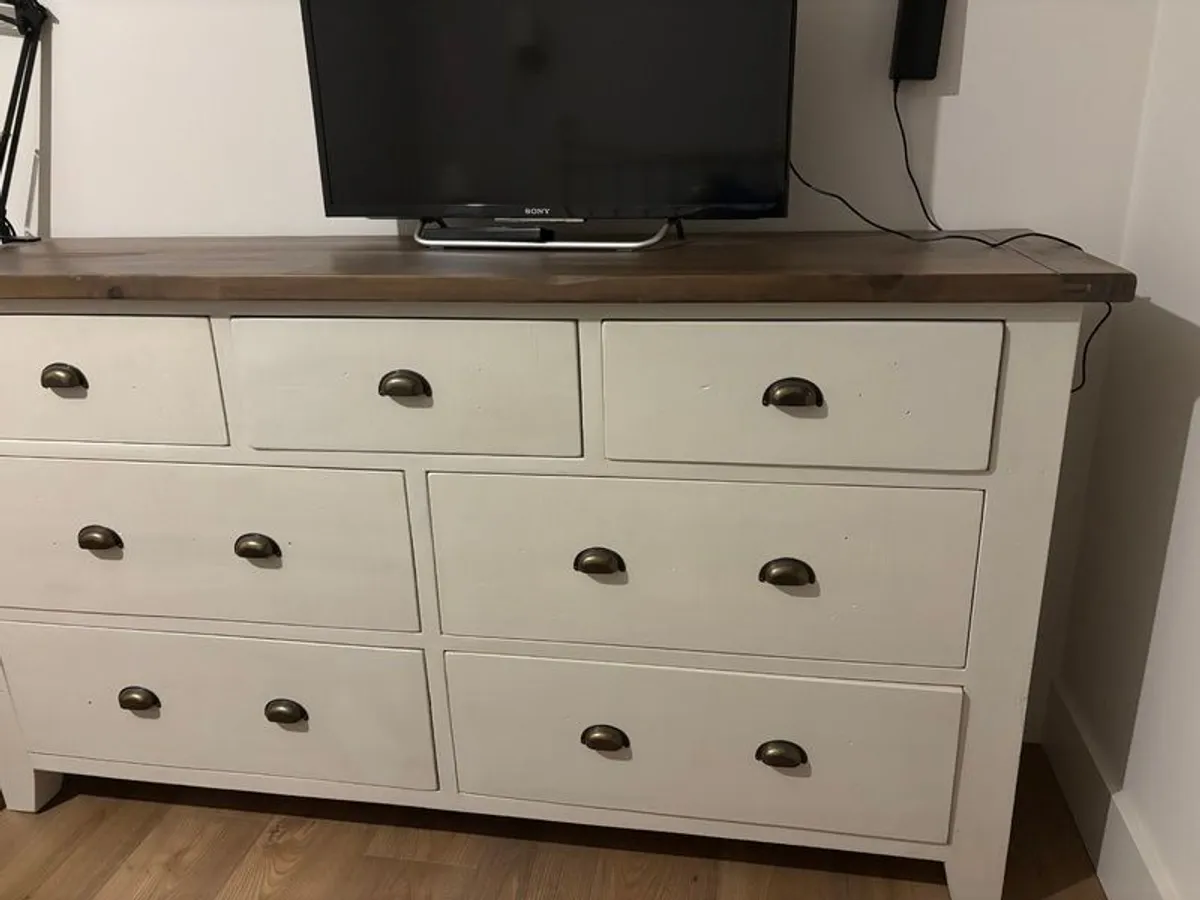 Bedroom bed and furniture - Image 4