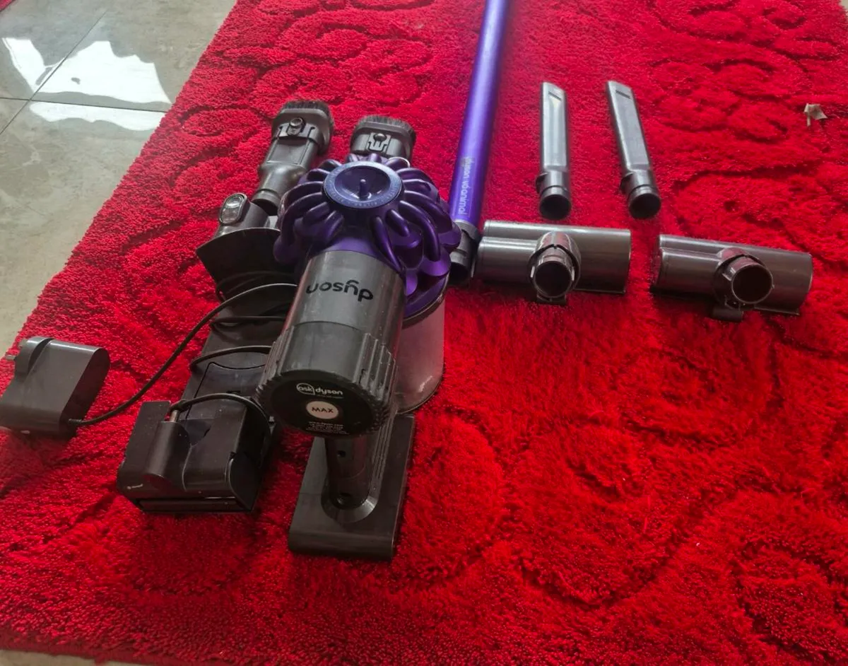 CORDLESS DYSON V6 VACUUM WORKING PERFECT  CHARGER - Image 2