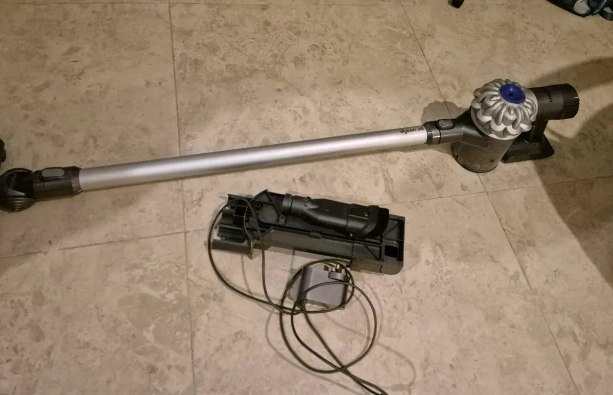 CORDLESS DYSON V6 VACUUM WORKING PERFECT  CHARGER - Image 1