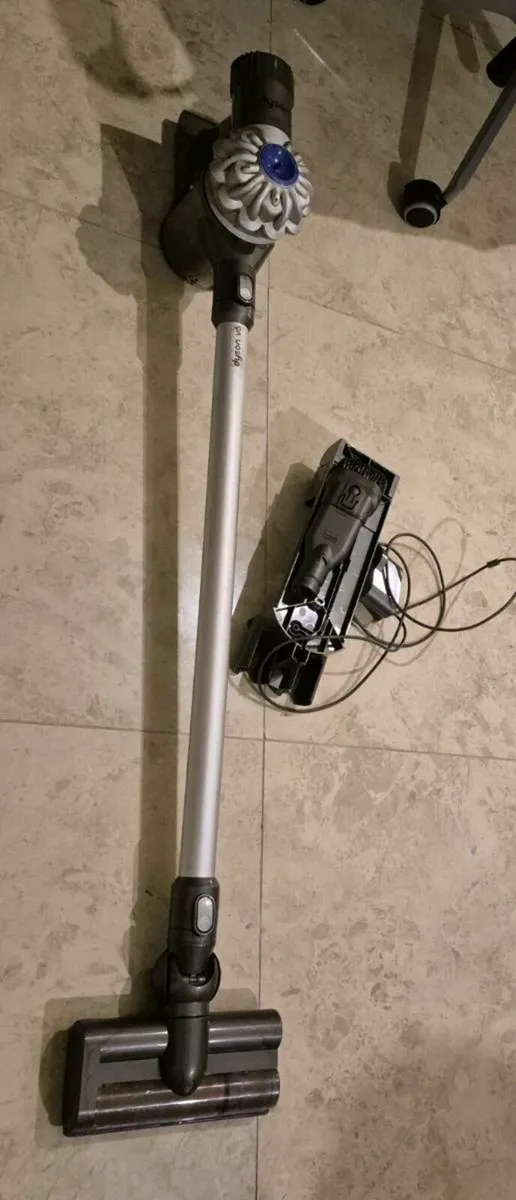 CORDLESS DYSON V6 VACUUM WORKING PERFECT  CHARGER - Image 2