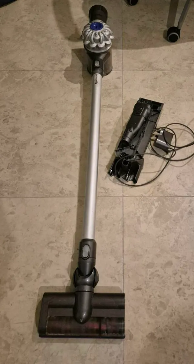 CORDLESS DYSON V6 VACUUM WORKING PERFECT  CHARGER - Image 3