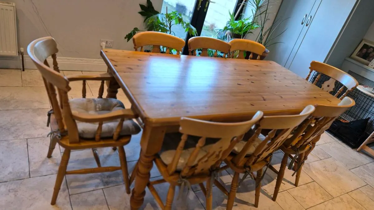 Dining table & 8 chairs - Image 1