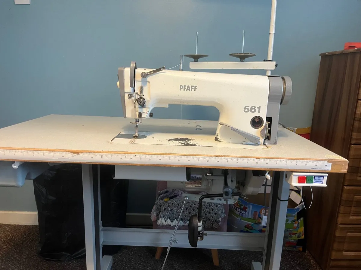 Industrial sewing machine - Image 1