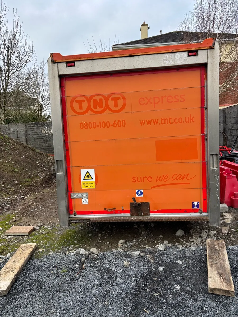 Storage container 20ft by 8ft in excellent con - Image 1