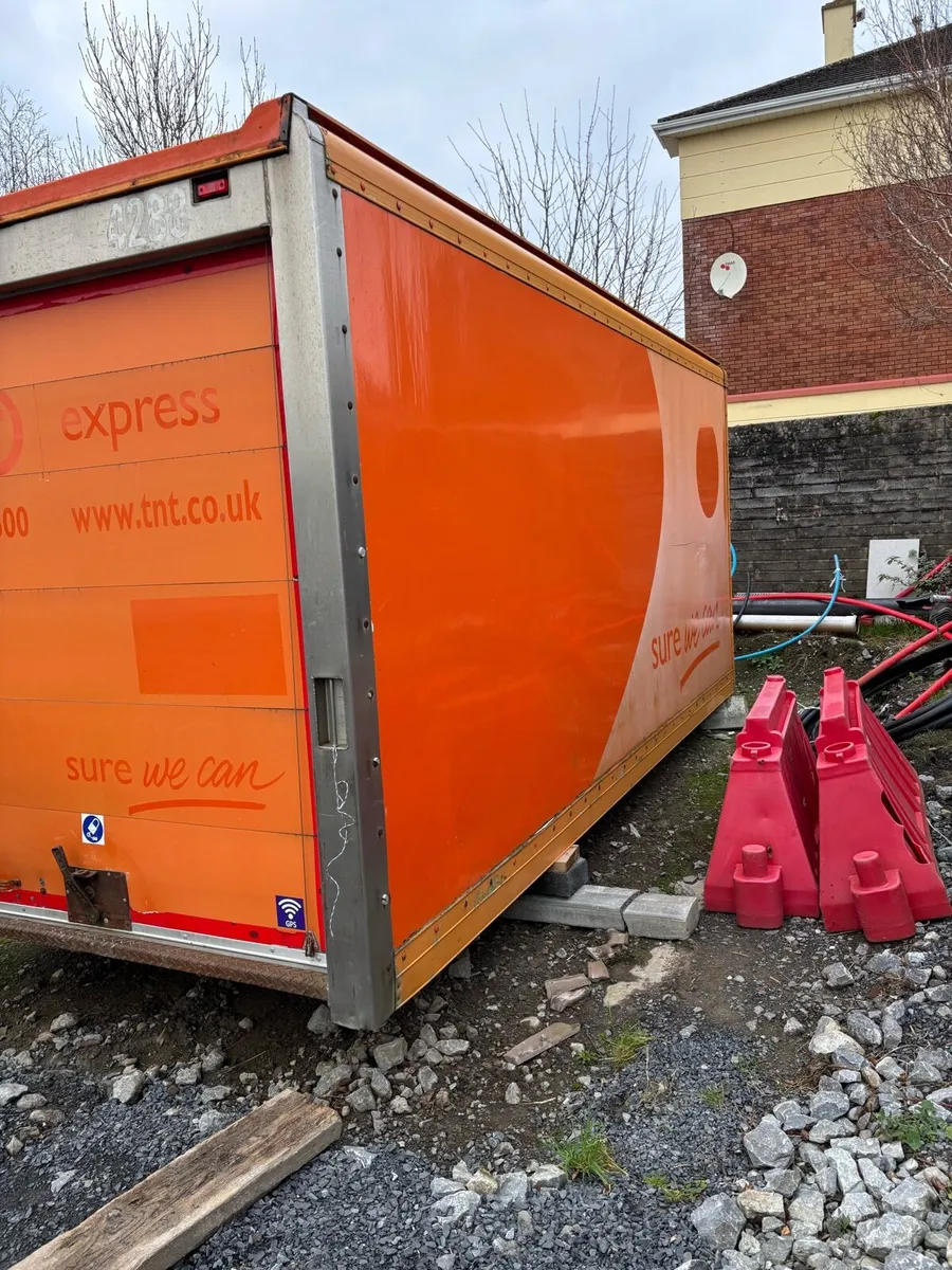Storage container 20ft by 8ft in excellent con - Image 2