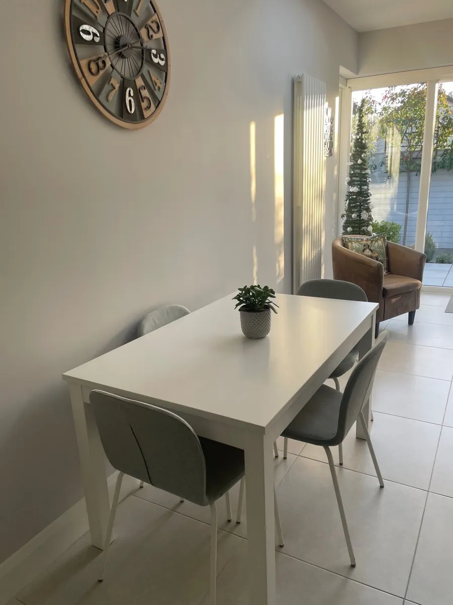 Table and 6 chairs - Image 1