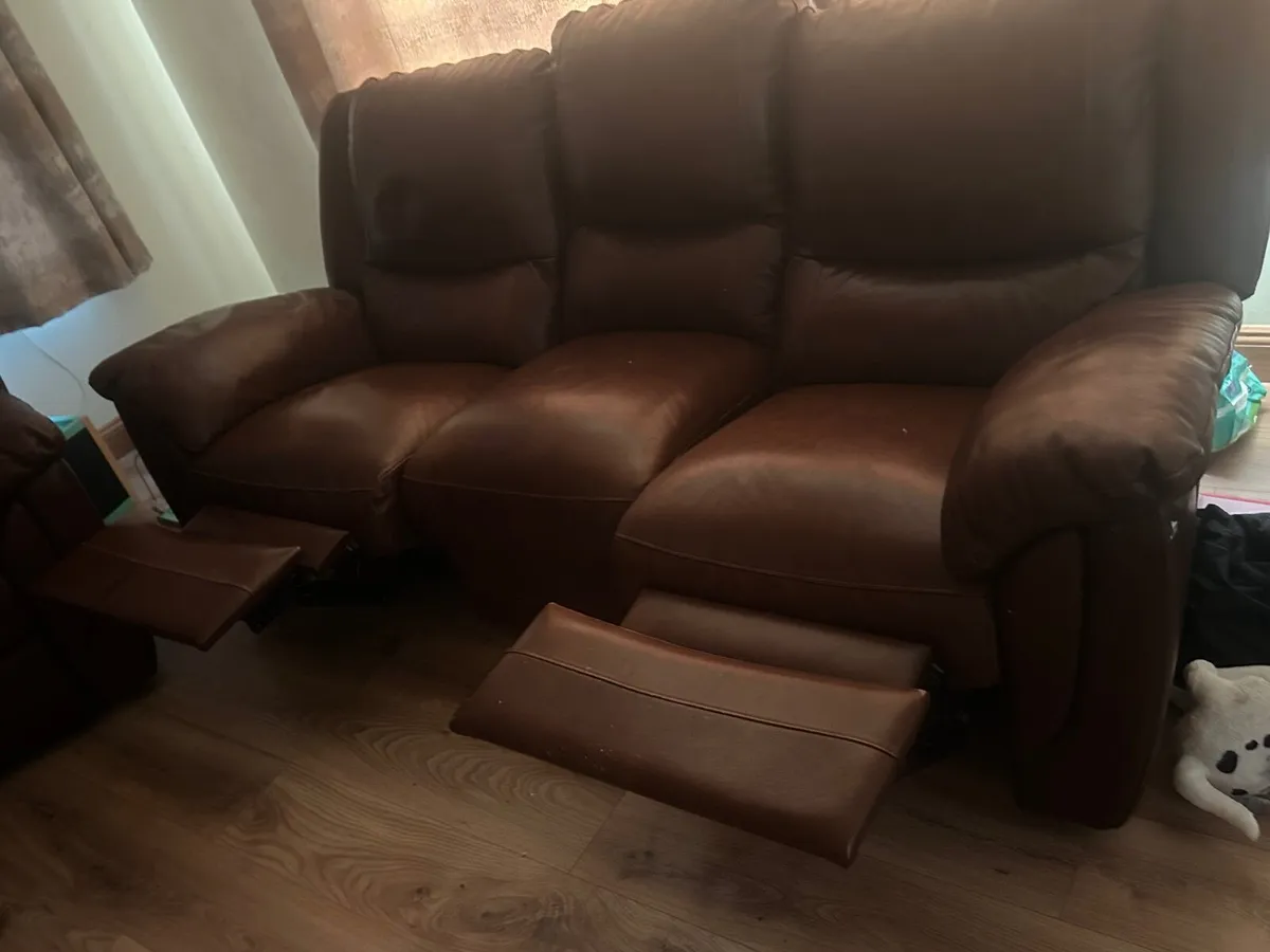 3 seater leather reclining and 2x arm chairs - Image 1
