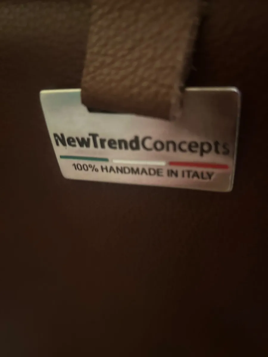 3 seater leather reclining and 2x arm chairs - Image 2