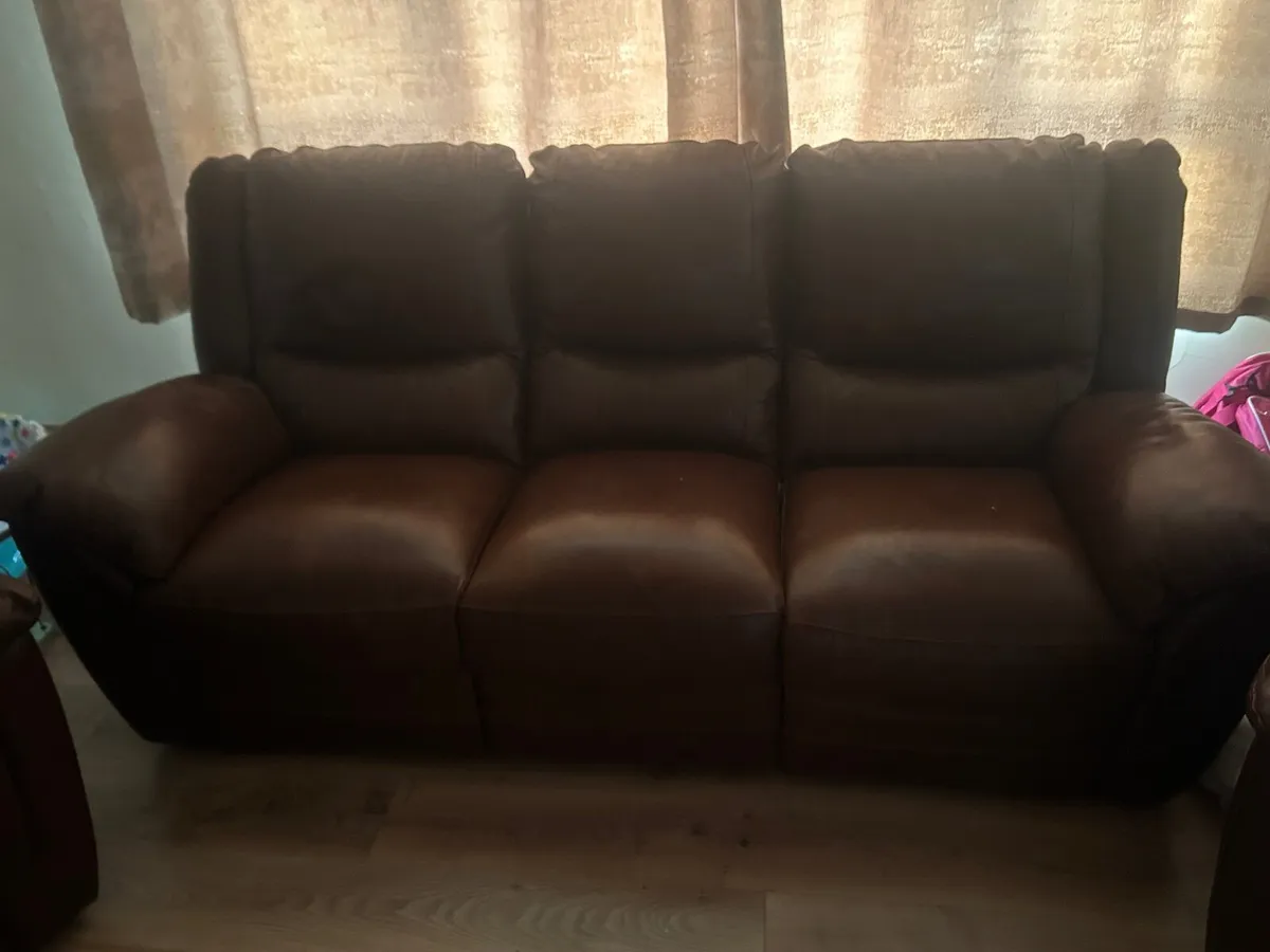 3 seater leather reclining and 2x arm chairs - Image 3