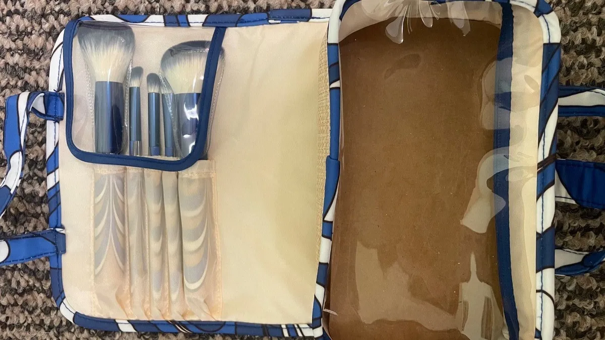 New make up brushes with case - Image 1