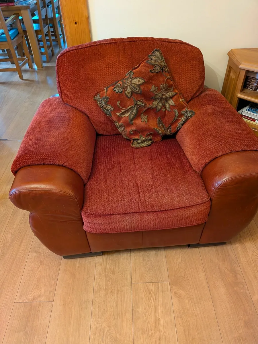 Three piece suite - Image 4