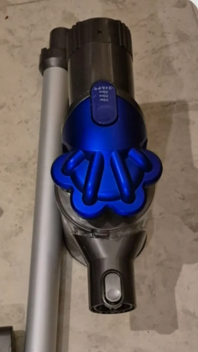 CORDLESS DYSON VERY GOOD POWER AND VERY GOOD SUCTI - Image 3
