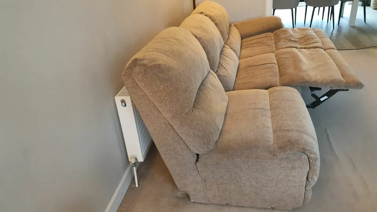 Recliner couch - Image 2