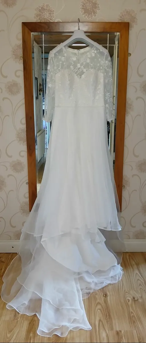 WINTER WEDDING DRESS FOR SALE €650 - Image 3