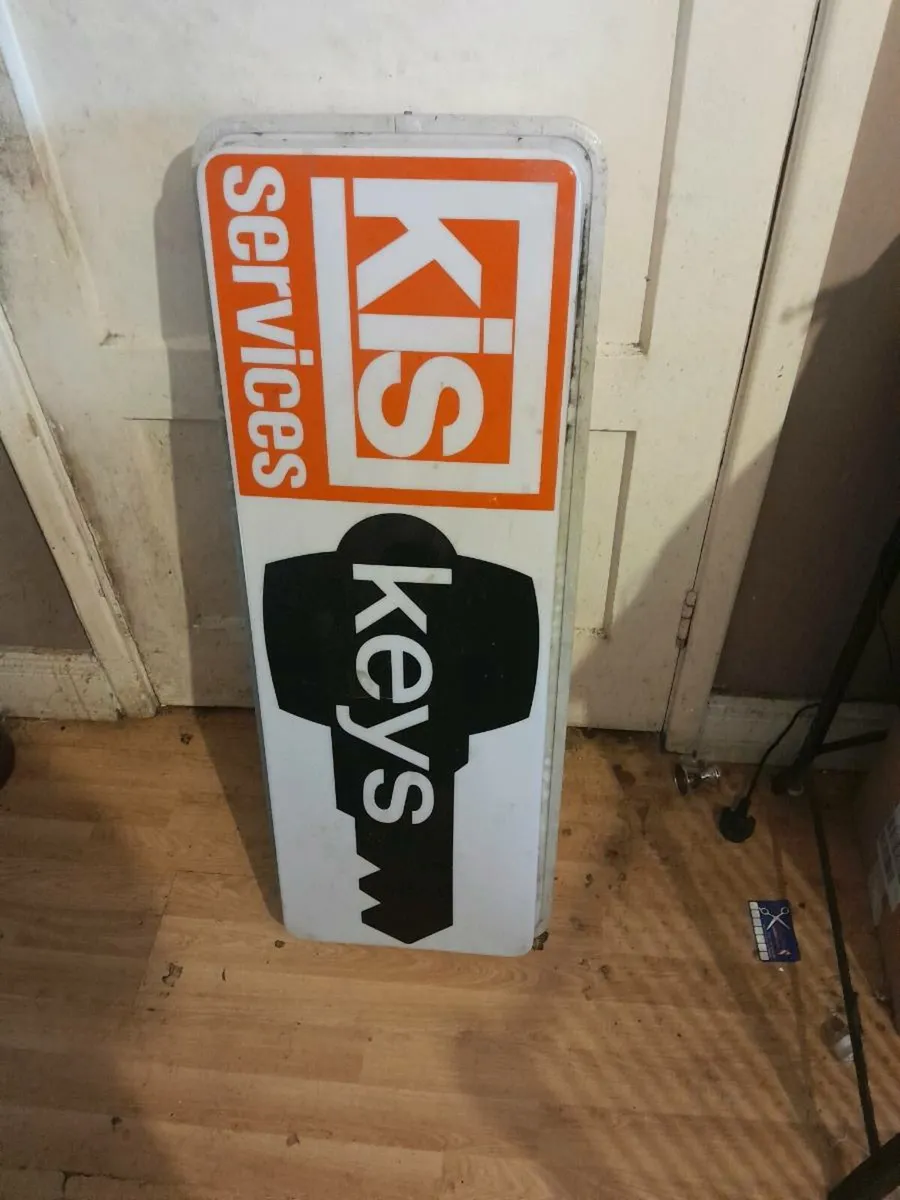 Vintage light up sign as keys - Image 3