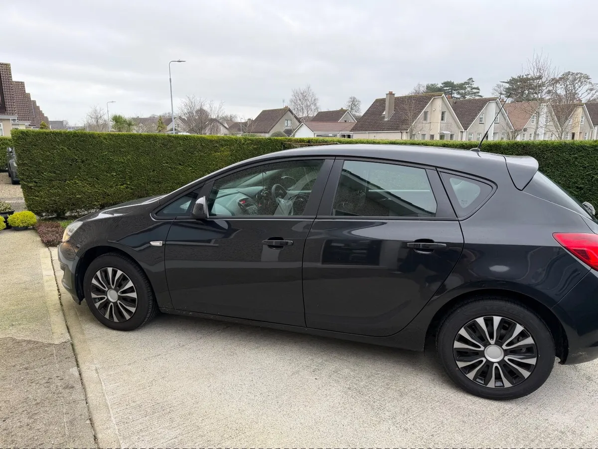 Opel Astra 2015 - Image 2