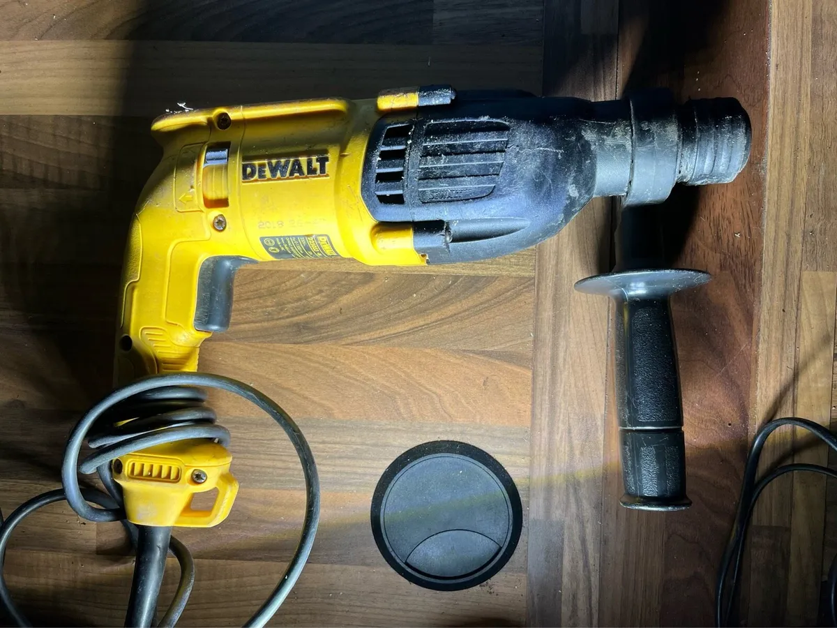 Dewalt SDS Plus drill with chisel function 230v - Image 2
