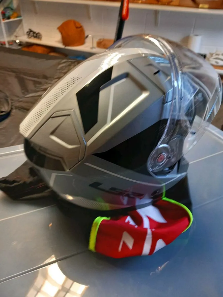 LS2 INFINITY II VEYRON HELMET - Image 1