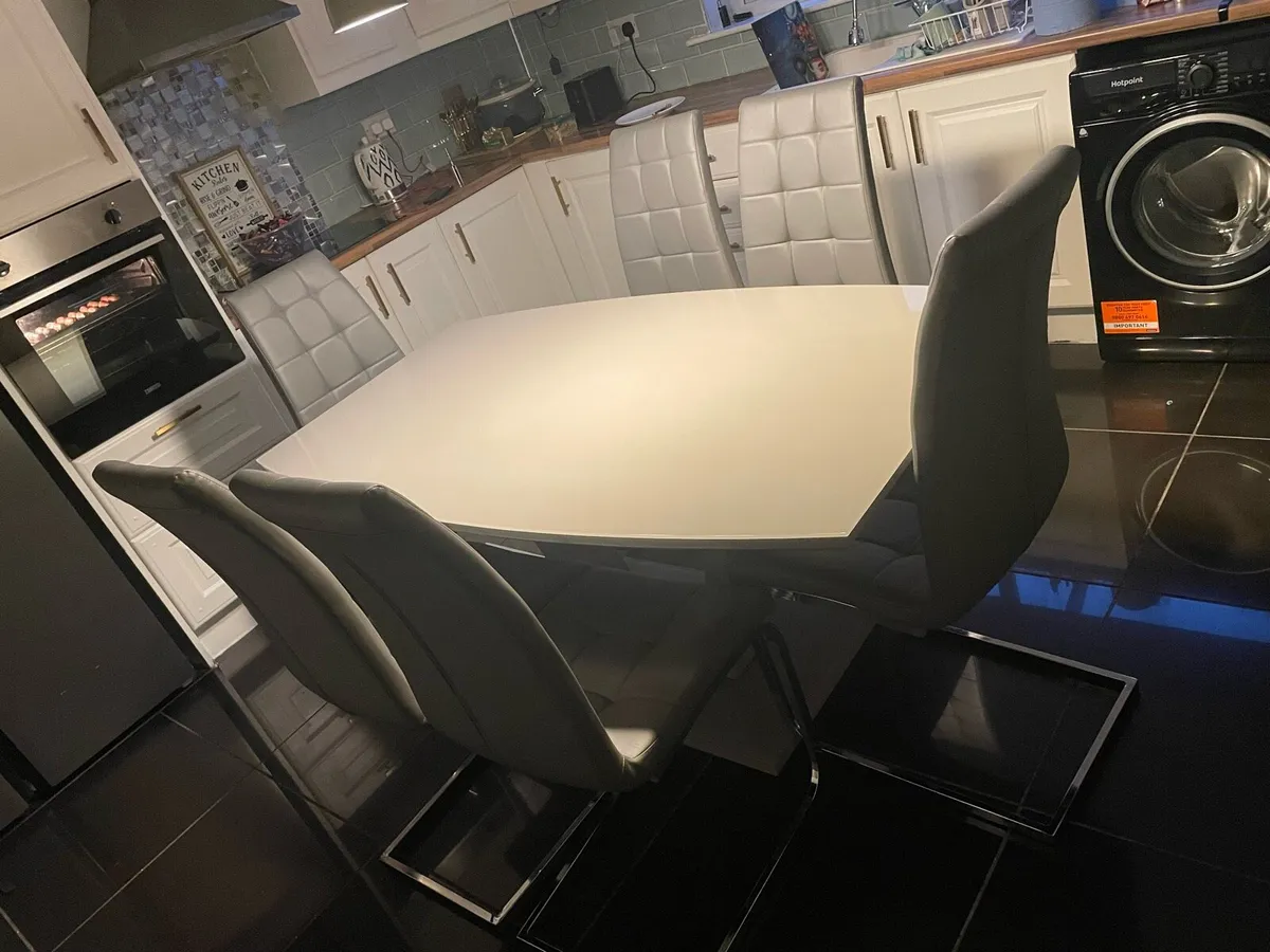 Kitchen table and chairs - Image 1