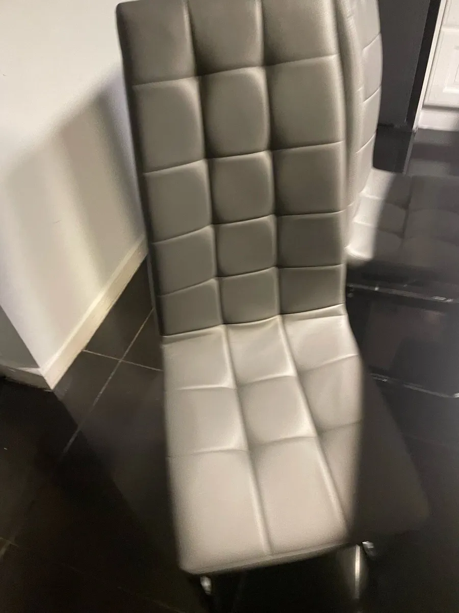 Kitchen table and chairs - Image 2