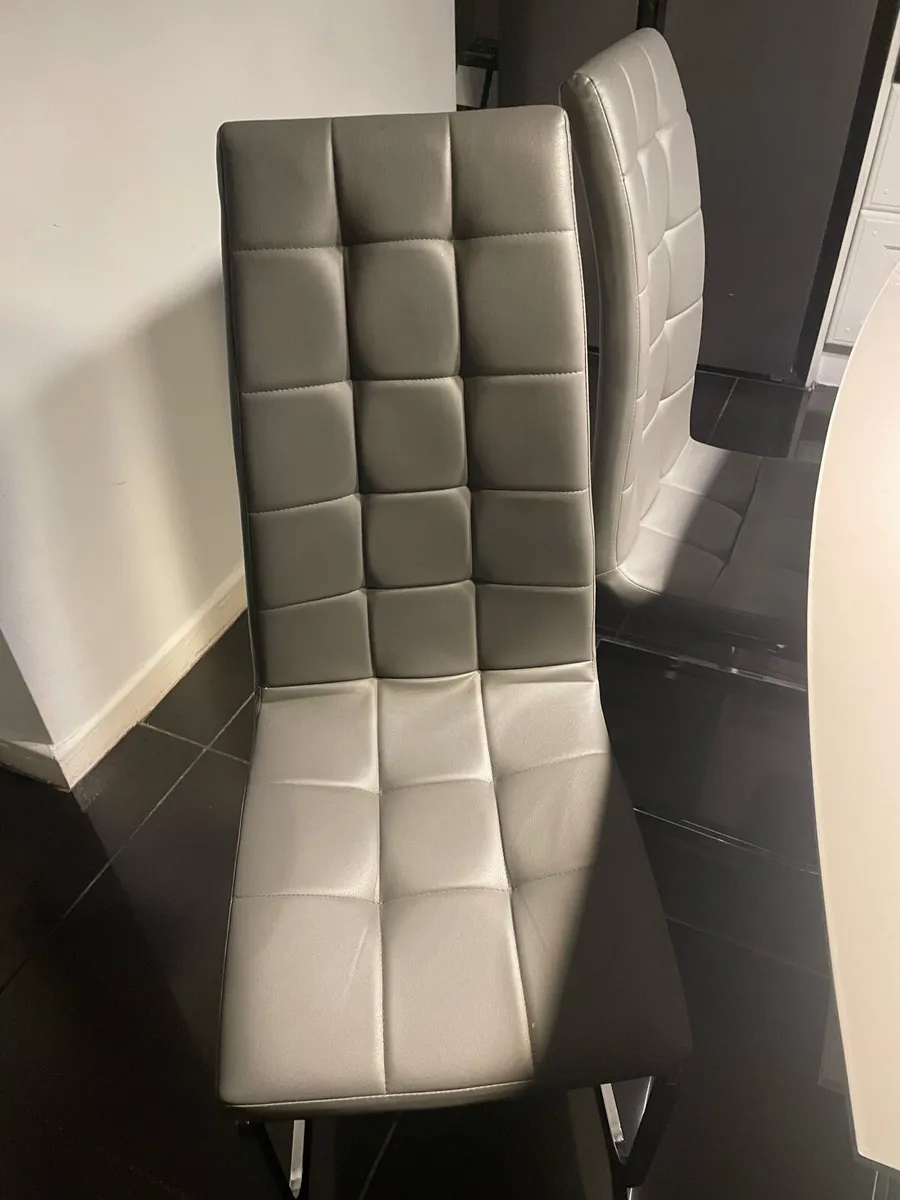 Kitchen table and chairs - Image 3