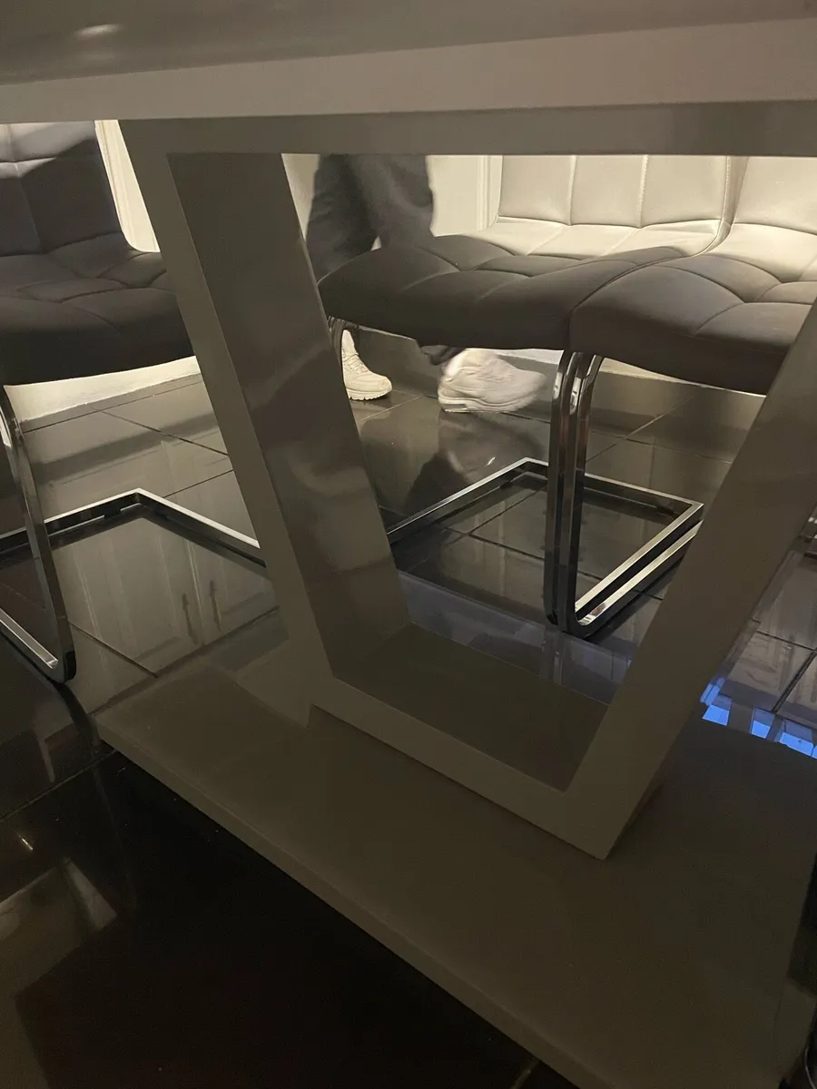 Kitchen table and chairs - Image 4