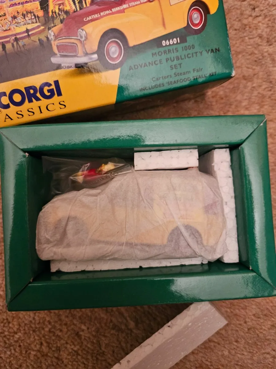 Corgi Circus Fair Ground Showmans Range Morris Min - Image 1