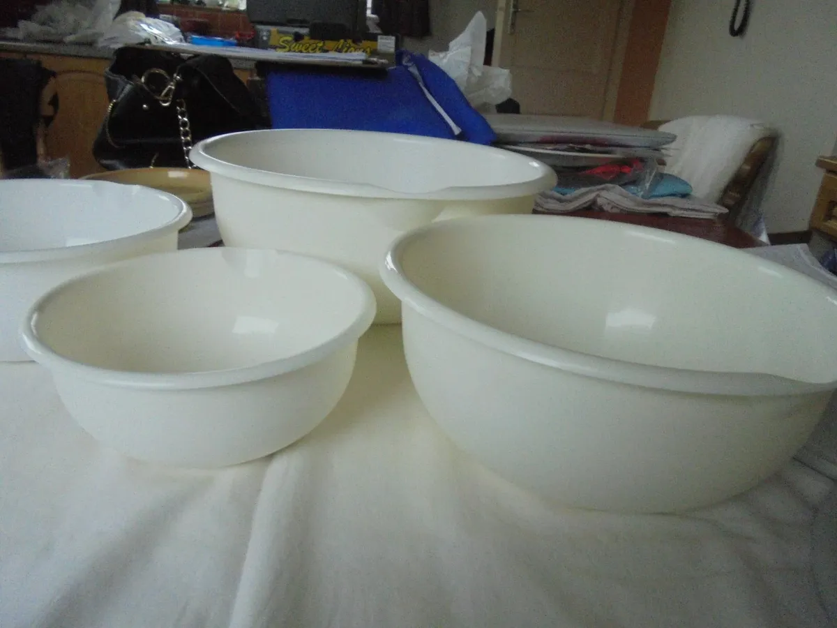 White Plastic Bowls x 4 for Sale - Image 4