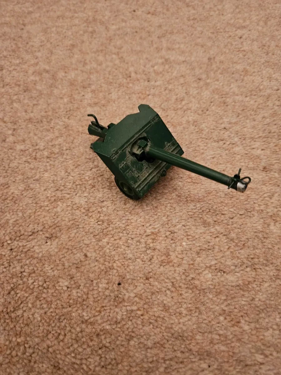 Britain's 1970's Artillery - Image 1