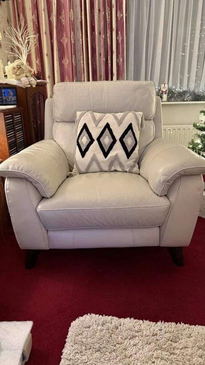 Quality Settee - Image 1