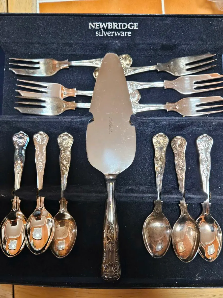 Newbridge Cuttlery cake serving set - Image 1