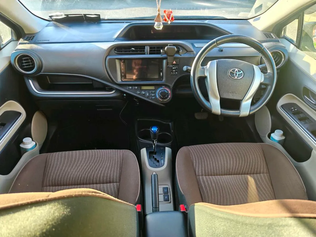 Toyota Aqua hybrid - Image 2