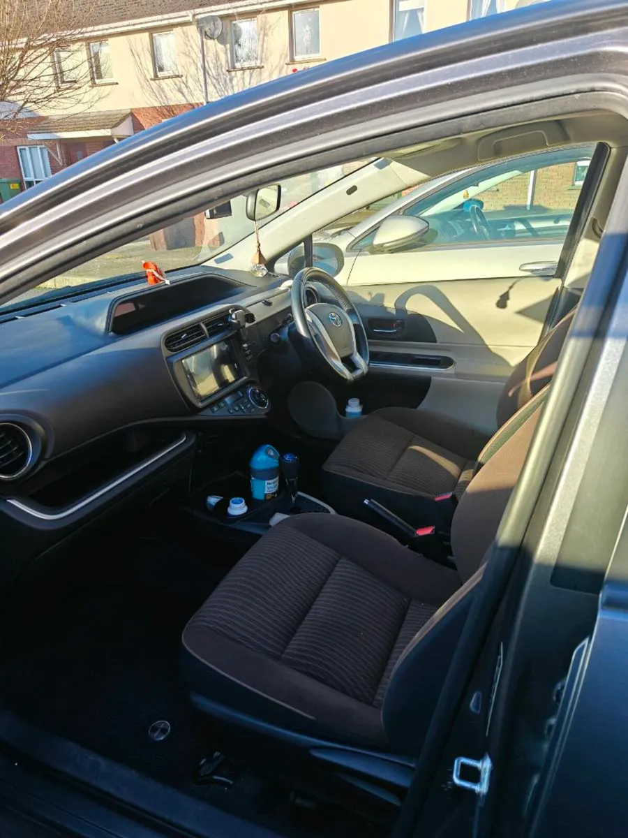 Toyota Aqua hybrid - Image 3